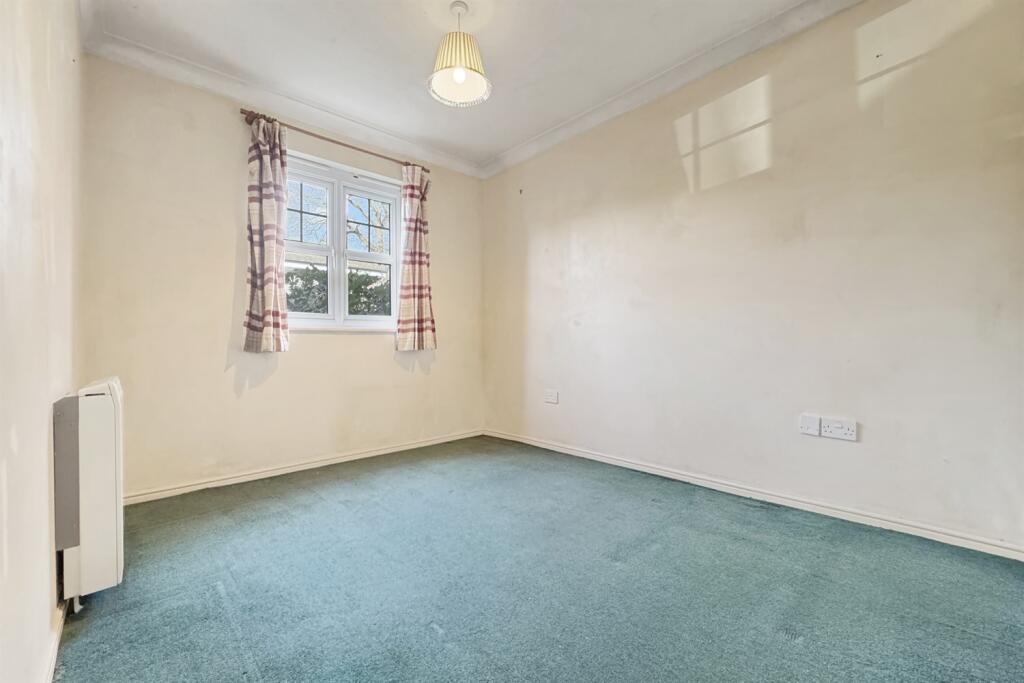 2 bedroom Ground Floor Flat in Chichester photo 4