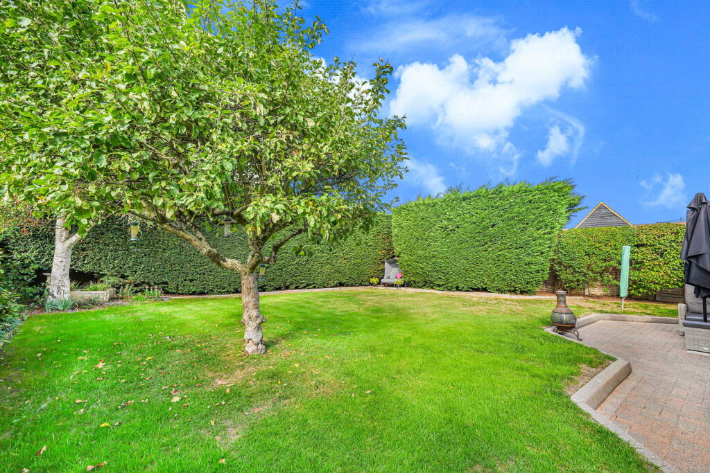 House in Chelmsford, East Hanningfield - More