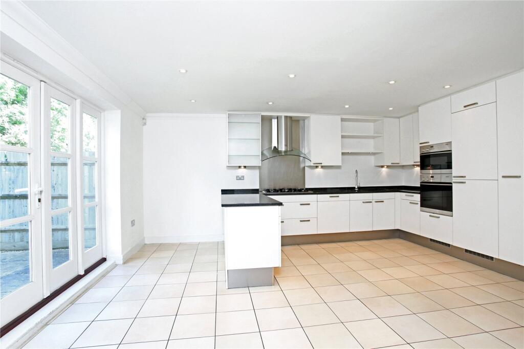 House in Windsor - View 4