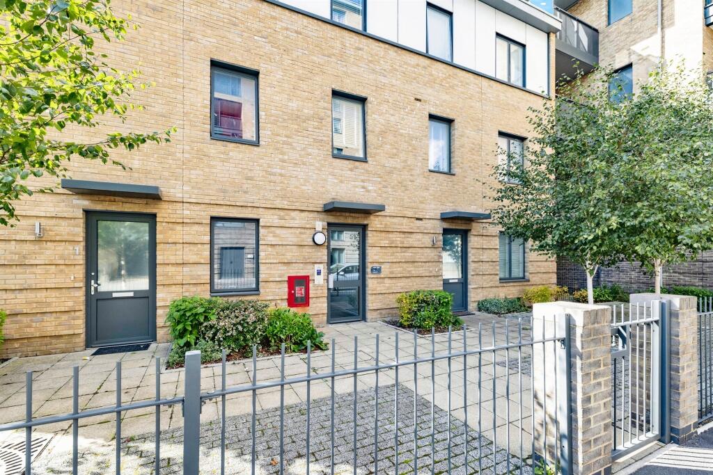 1-bed flat on St. Johns Road, Watford, £78,750