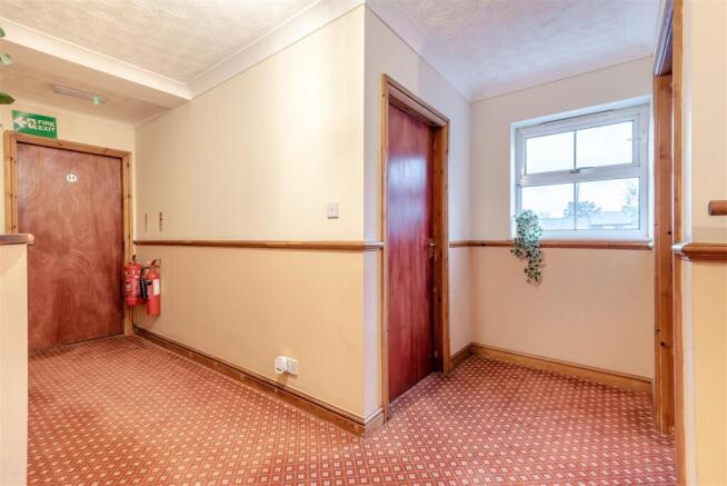 8672402-interior40.jpg