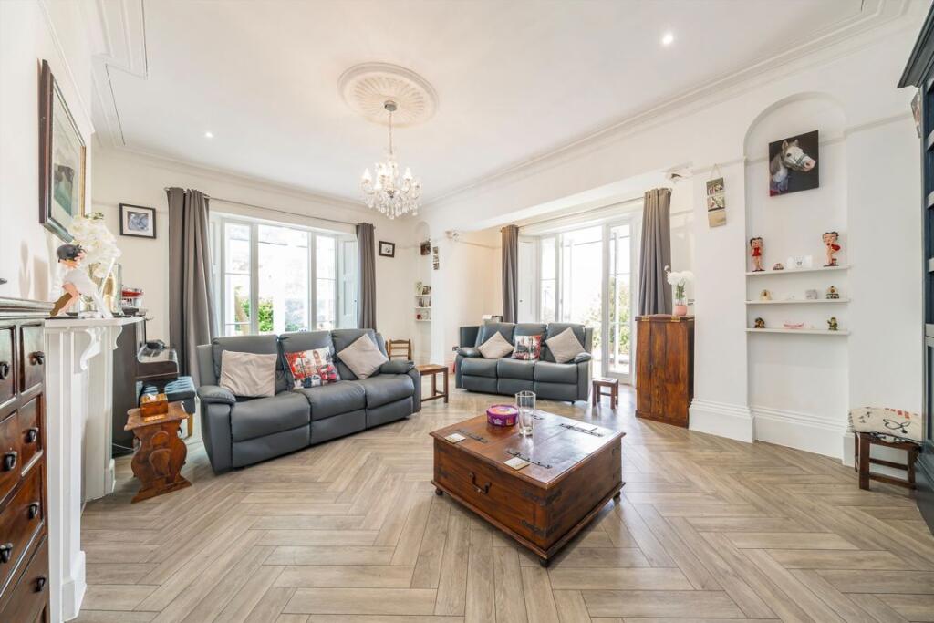 House in London, Lee Terrace Estate, Blackheath - View 3