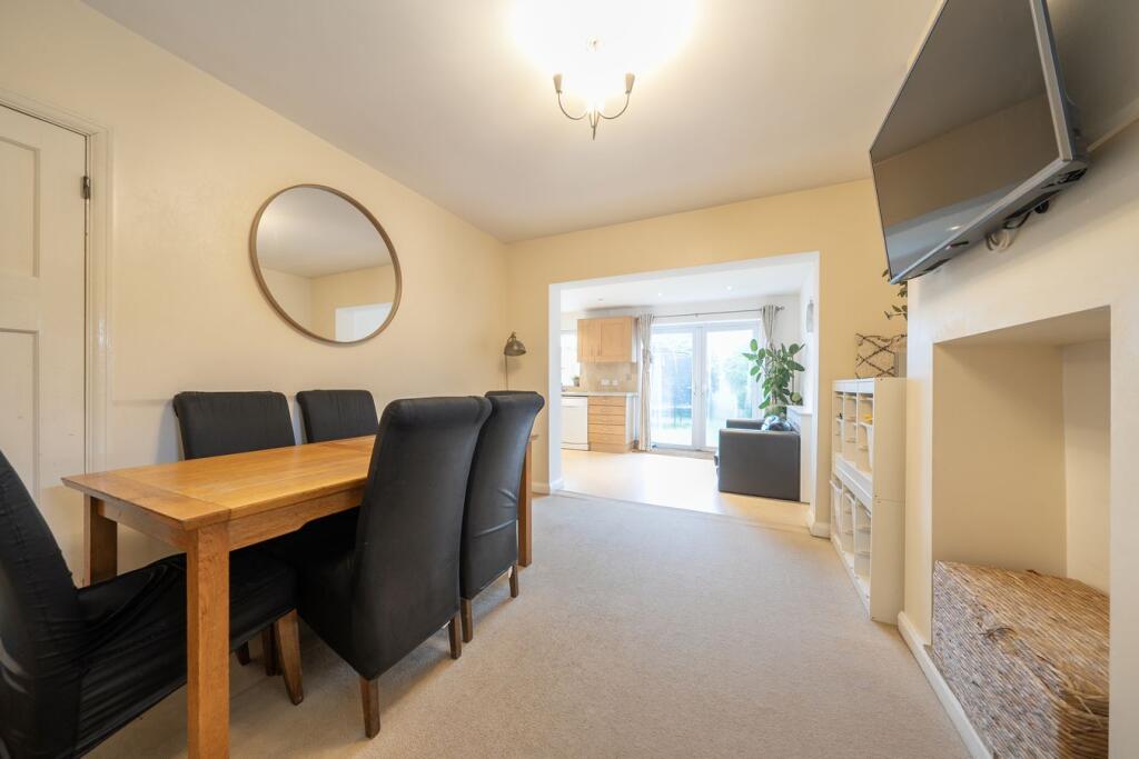 Wimborne Avenue, Redhill, RH1 photo 3