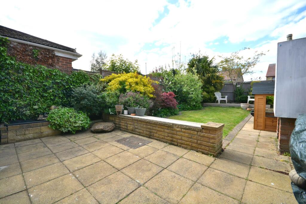 Earles Close, Stockton - View 4