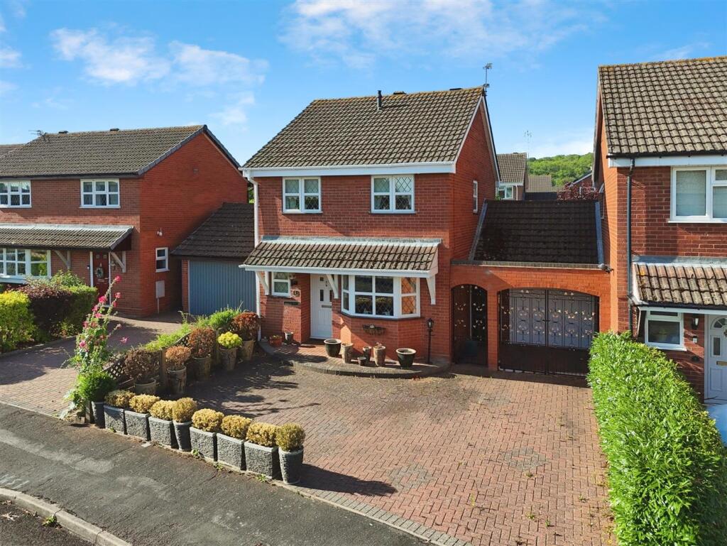 Main image of property: Pembroke Gardens, Wellesbourne, Warwick