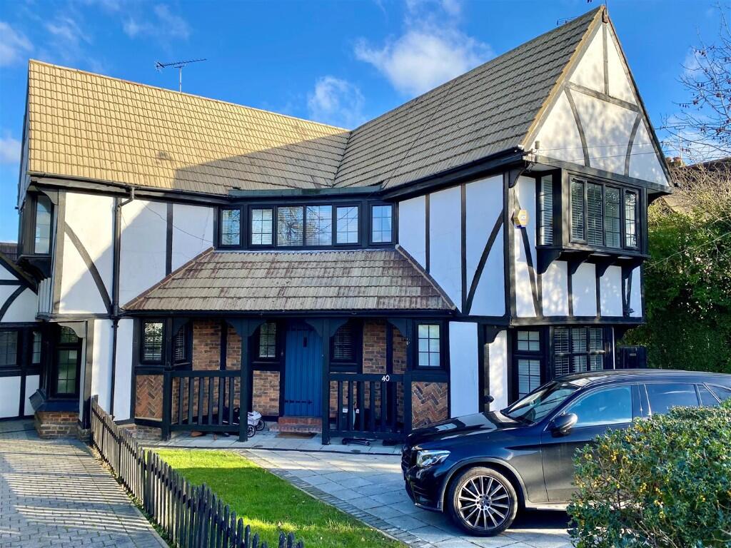 Main image of property: Manor Road, Potters Bar, Hertfordshire, EN6