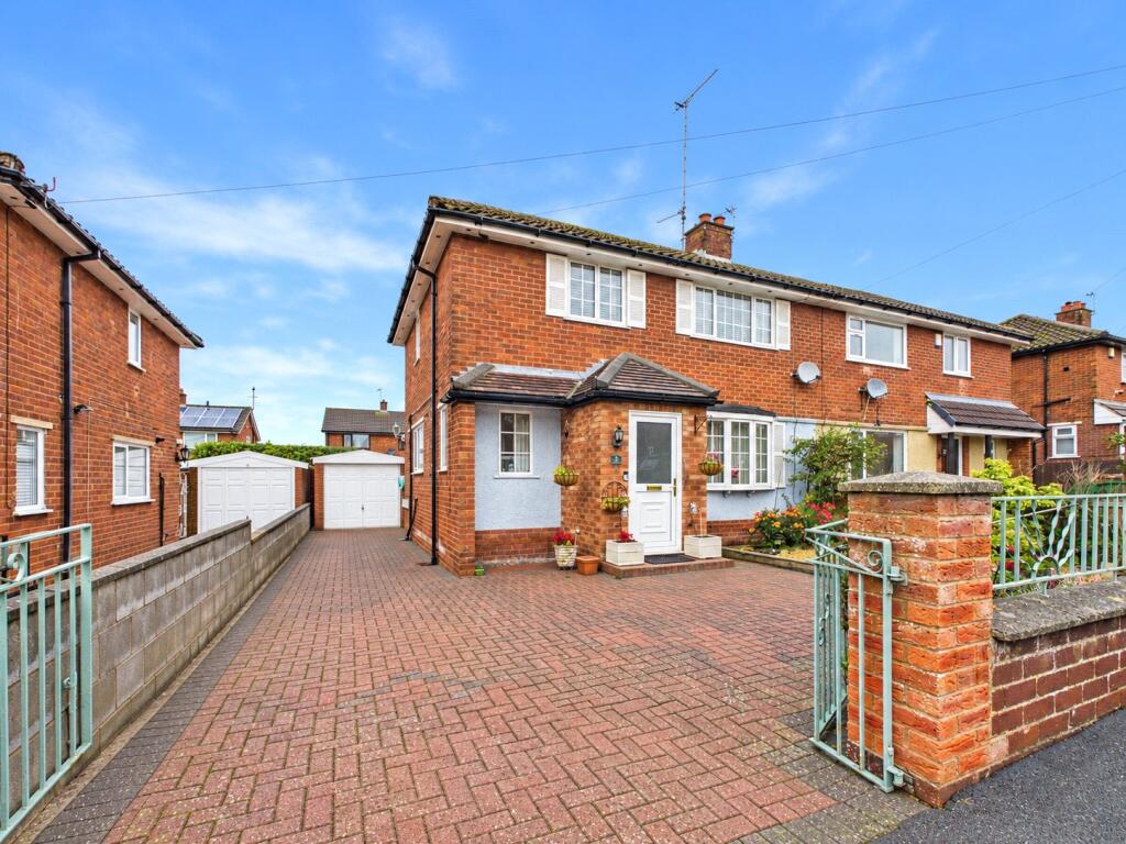3-bed semi-detached on Moldsdale Road, Mold, Flintshire, CH7, £200,000