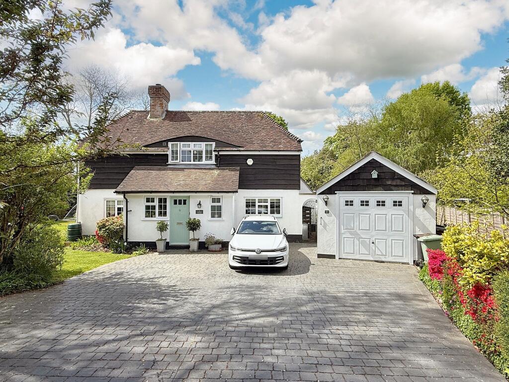 Main image of property: Lantern Cottage, 2 West Road, Dibden Purlieu, Southampton, SO45 4RJ