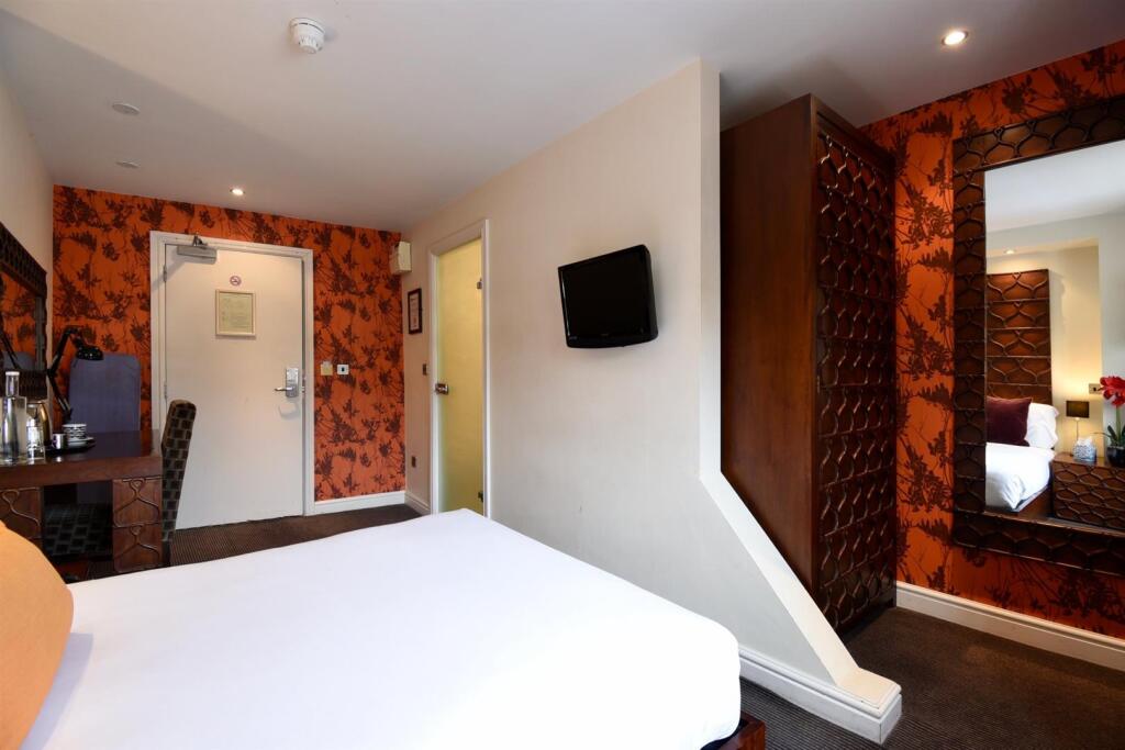 Main image of property: ROOM 9, Cinnabar Hotel, 88-89 Fore Street