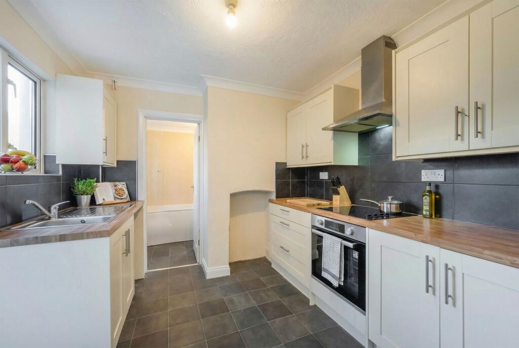 House in Wokingham, Emmbrook - View 3