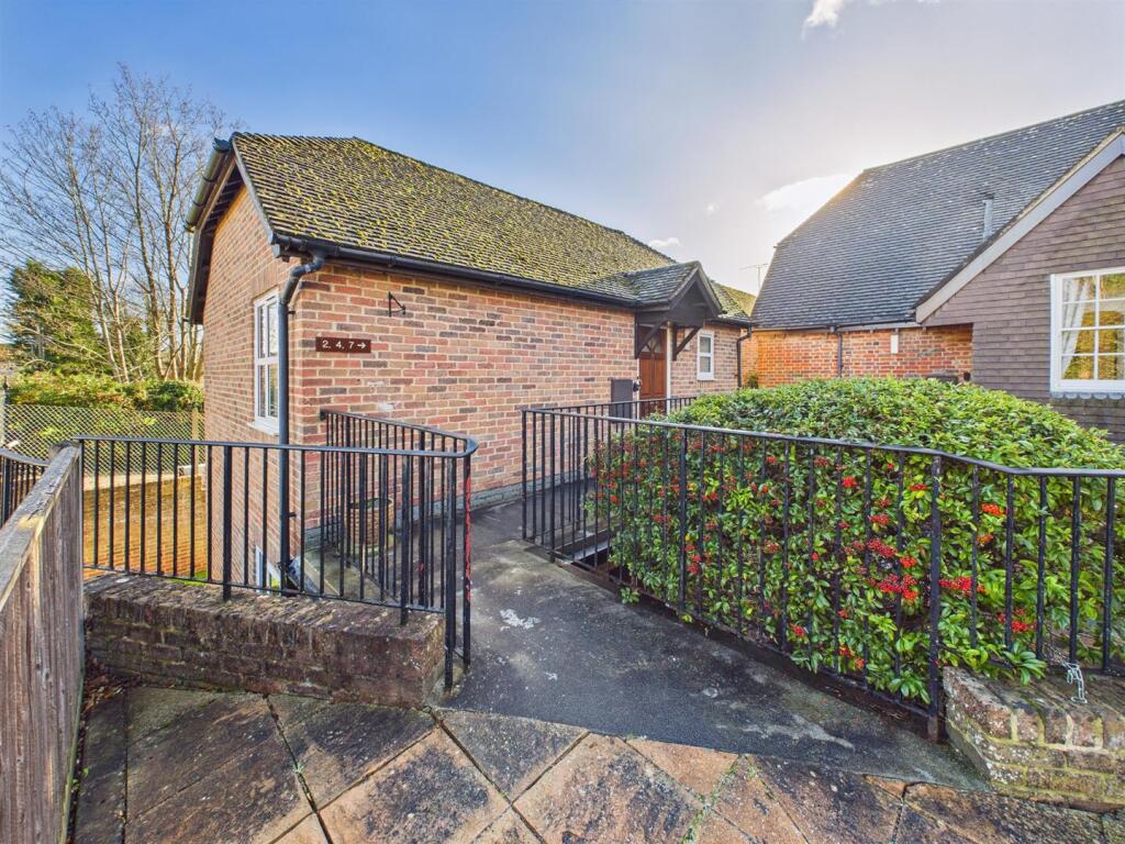 2-bed house on Southcote Lodge, Burghfield Road, Reading, £130,000