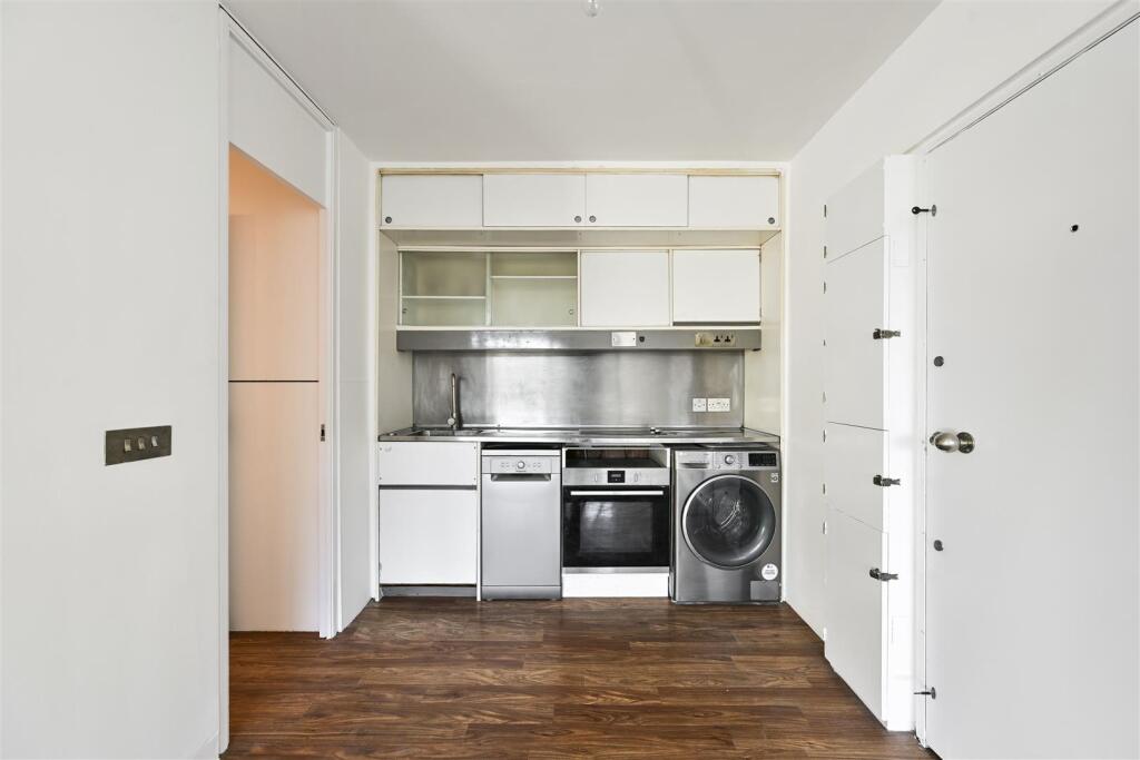Apartment in London, Barbican Estate, City of London - More