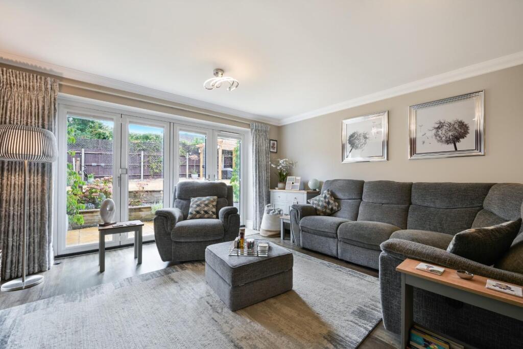 House in Reigate and Banstead, Nork - View 4