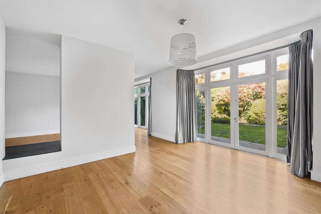 Cenacle Close, Hampstead, NW3 photo 4