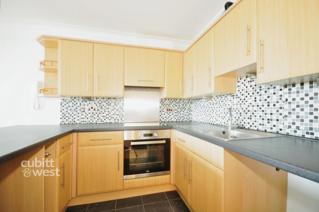 Littlehampton Road Worthing BN13 photo 5