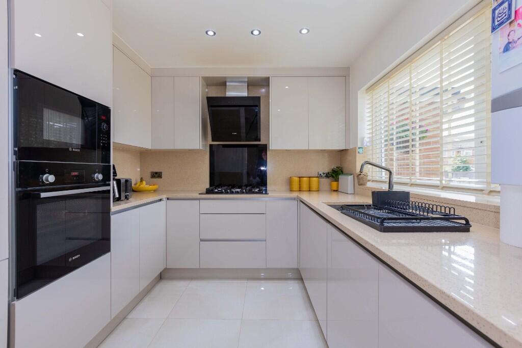 Burgett Road, Slough, Berkshire, SL1 photo 2