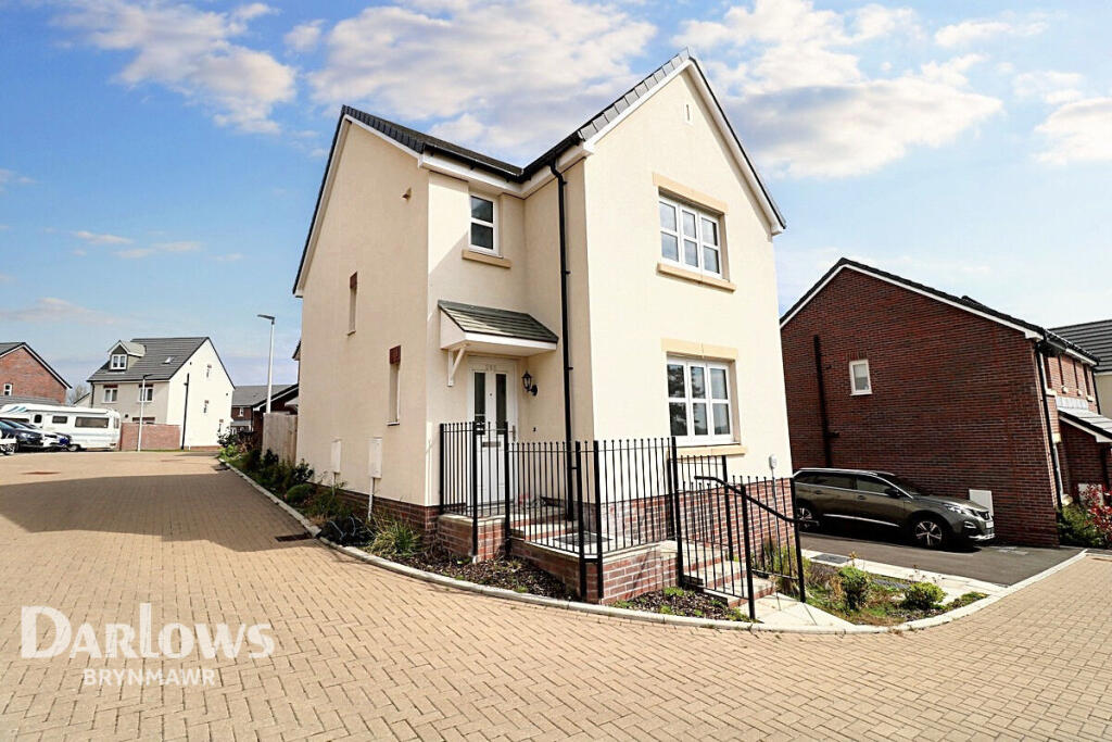 3-bed detached on Carn Y Cefn, Ebbw Vale, £259,950