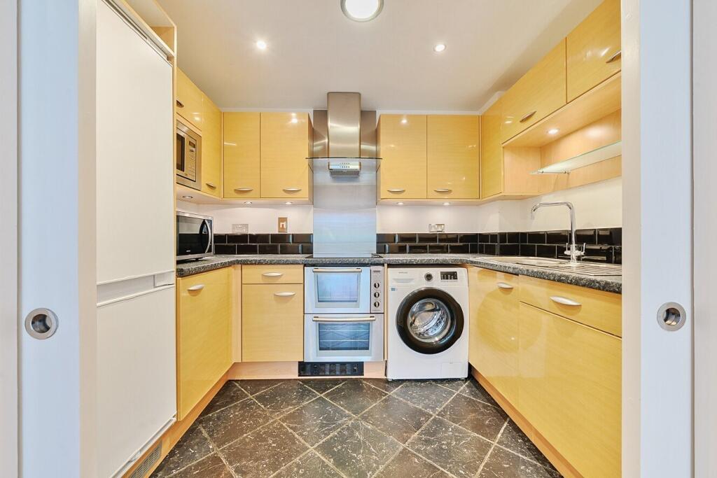 Apartment in Kingston upon Thames - View 4