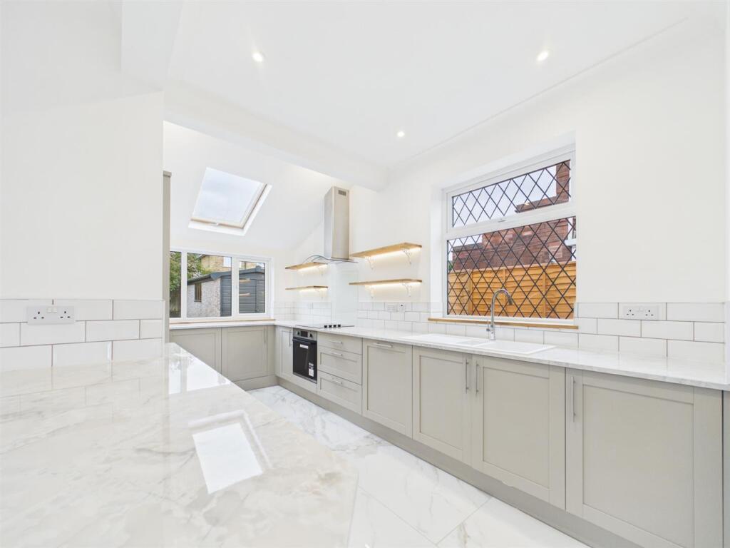 House in Doncaster, North East Lincolnshire - More