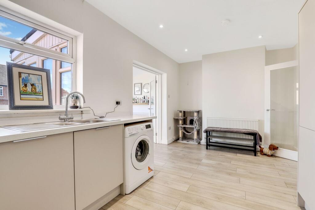 House in Nottingham, Gedling - More