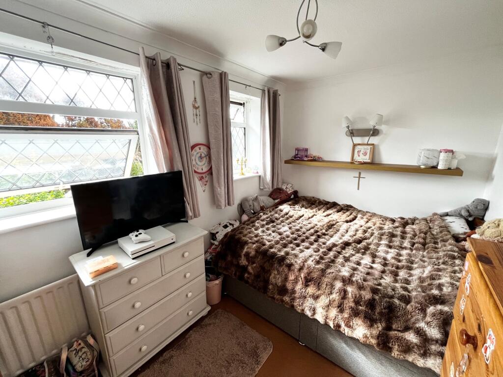 Sydling Close, Canford Heath photo 4
