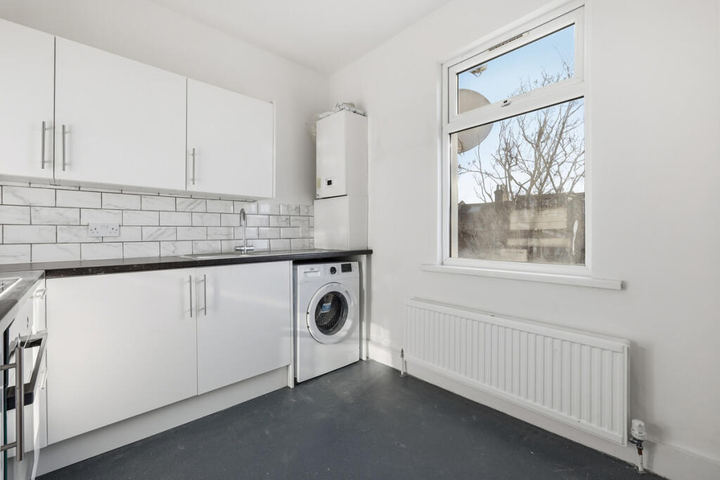 Millais Road, London, E11 4 photo 3