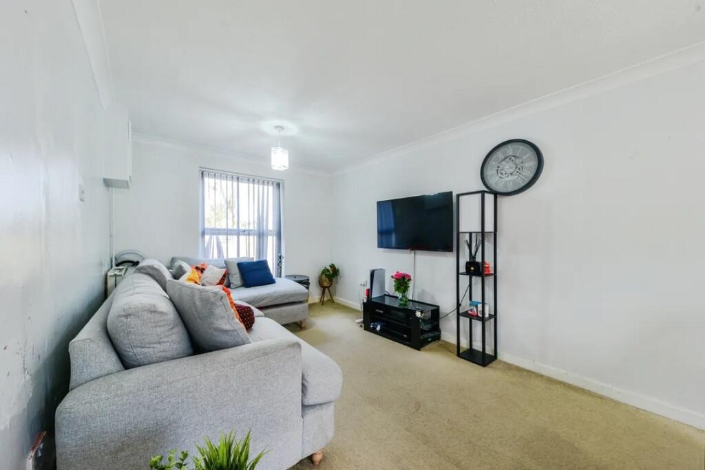 House in Stevenage, Hertfordshire - More