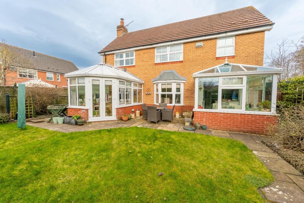 Extended residence situated within executive Yatton cul de sac photo 2
