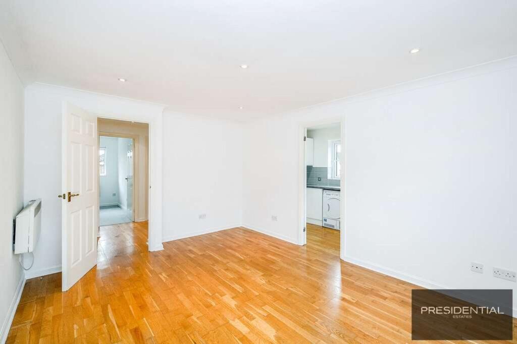 Maybury Close, Loughton, IG10 photo 2