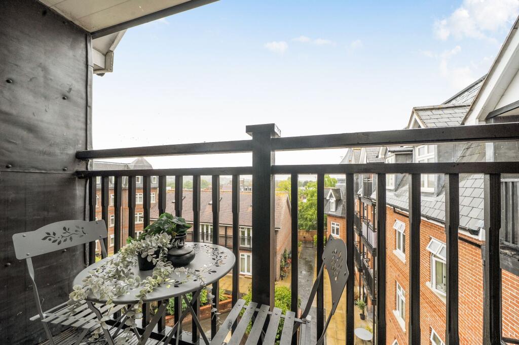 Apartment in Mole Valley, Leatherhead - More