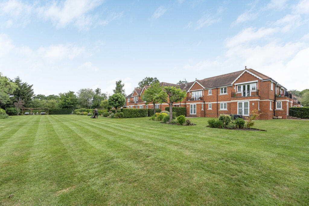 Apartment in Reading, St. Nicholas, Hurst - View 2