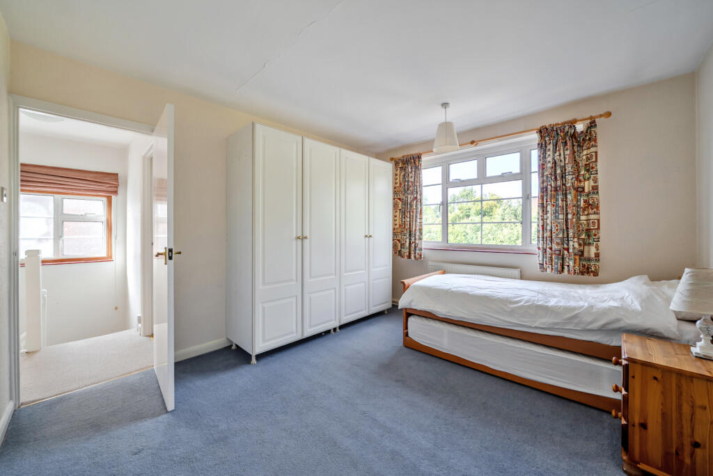 House in Elmbridge, Long Ditton - More