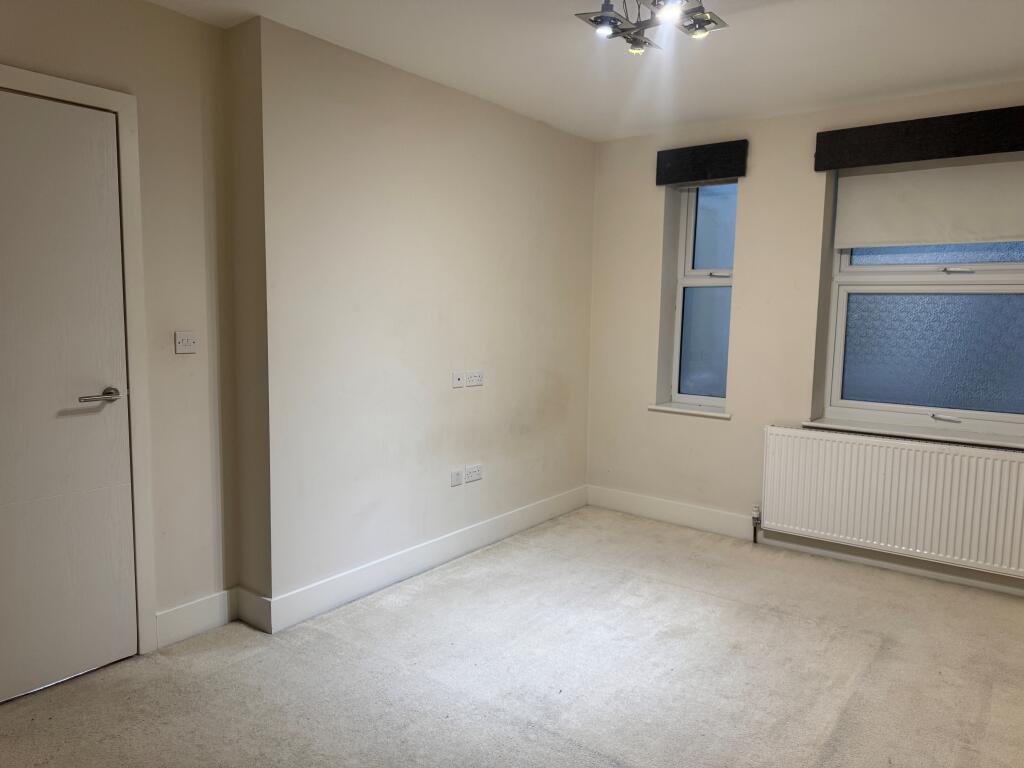 Apartment in Mole Valley, Dorking - More