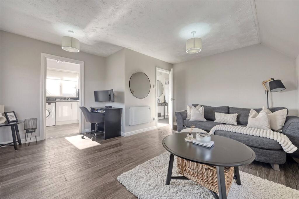 2-bed flat on Headingley Close, Pitsea, SS13, £220,000