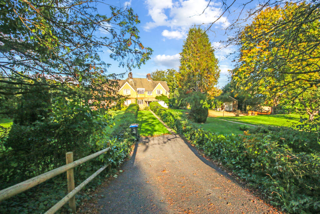 Yewhurst, Coombe Hill Road, East Grinstead, West Sussex photo 2