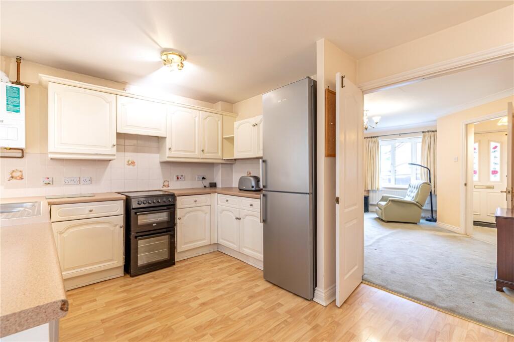 Wyvern Close, Devizes, Wiltshire, SN10 photo 2