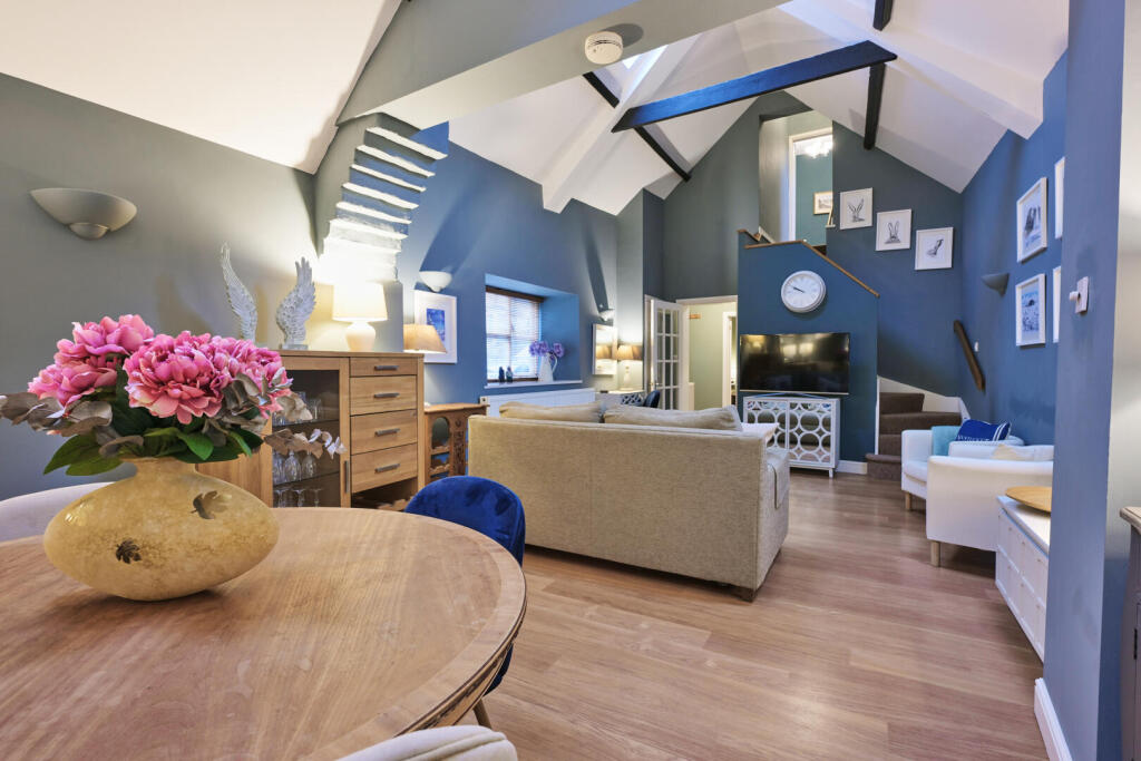 House in Oundle, North Northamptonshire - View 2