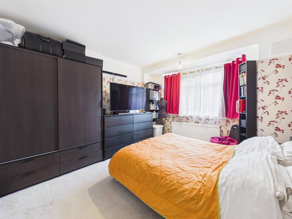 Berkeley Close, Ruislip photo 4