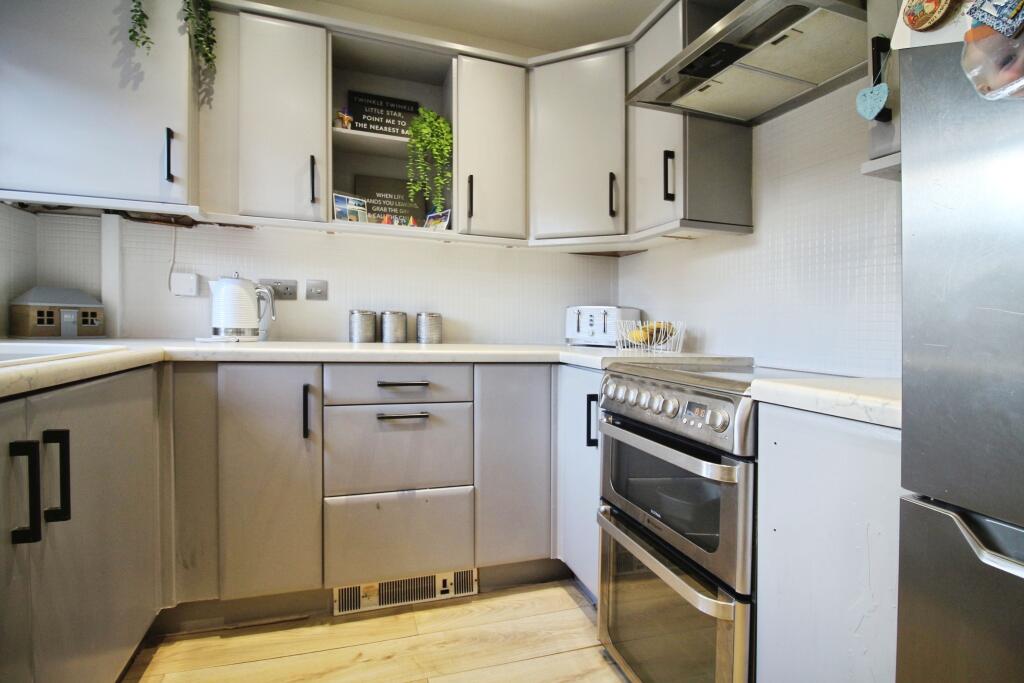 House in Wakefield, Robin Hood - View 5