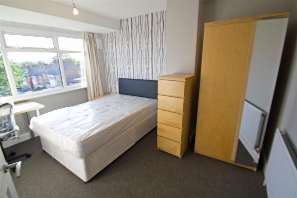 House in Leeds, West Yorkshire - View 5