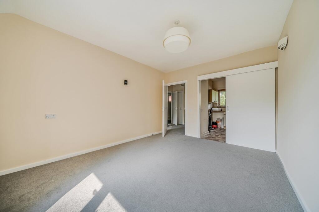 Portland Drive, Willen, Milton Keynes, MK15 photo 2