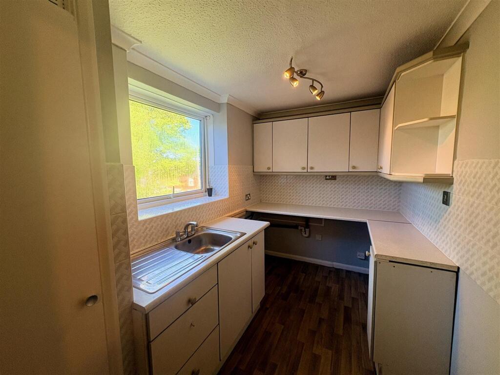 Apartment in Wolverhampton, Goldthorn Hill - View 4