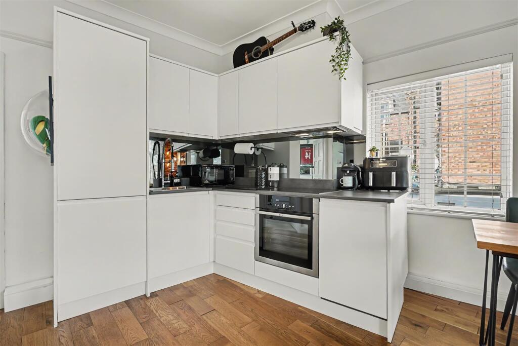 Apartment in London, Church End - View 5