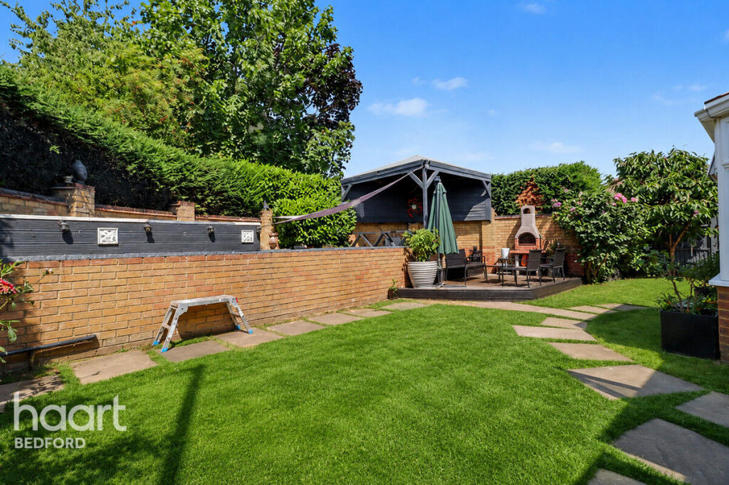 Meadowsweet Drive, Bedford photo 3
