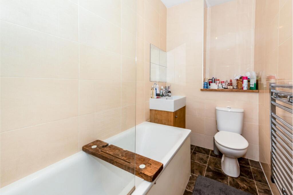 Apartment in Kingston upon Thames - View 3