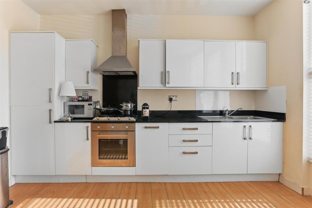 Apartment in Sutton - More