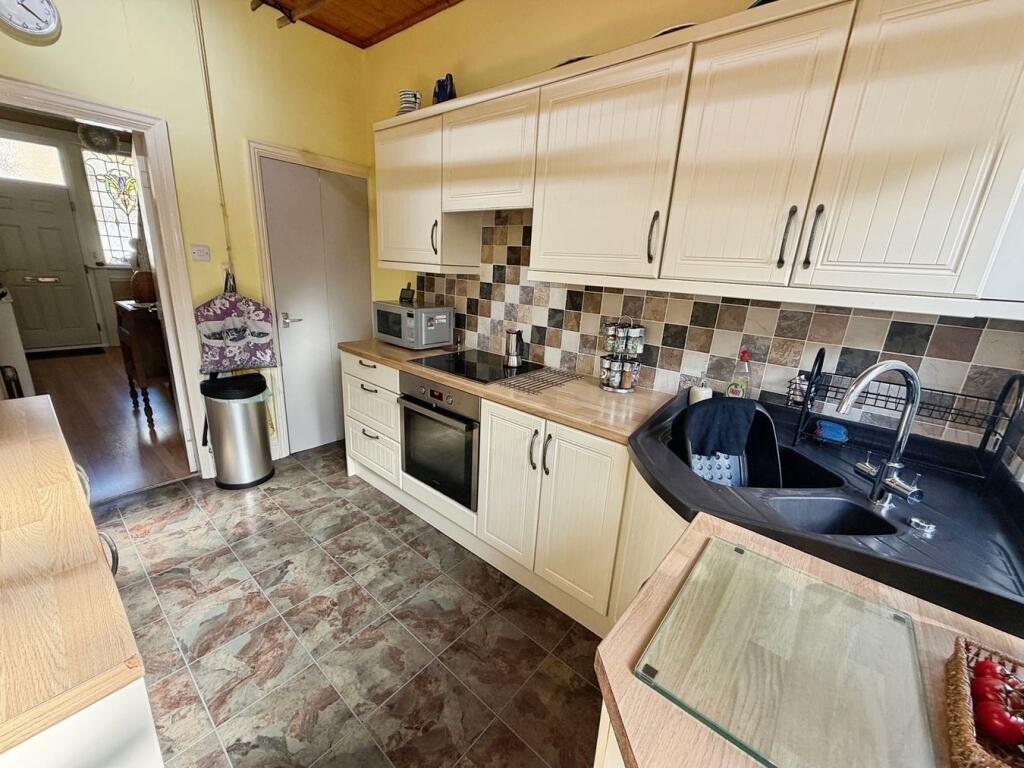 Avondale Crescent, Shipley, BD18 photo 5