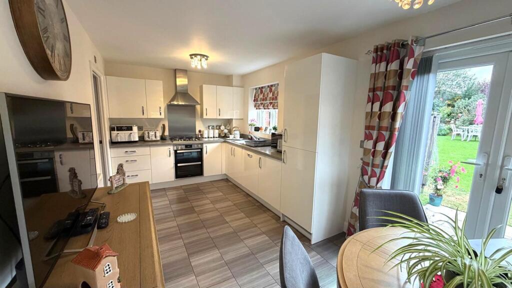 15 Wessex Close, Shawbury, Shrewsbury, Shropshire, SY4 4RZ photo 3