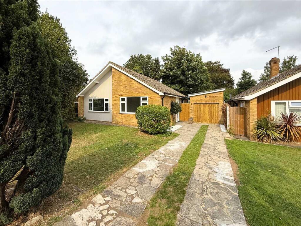 2-bed house on Birch Close, New Barn, Longfield, £550,000