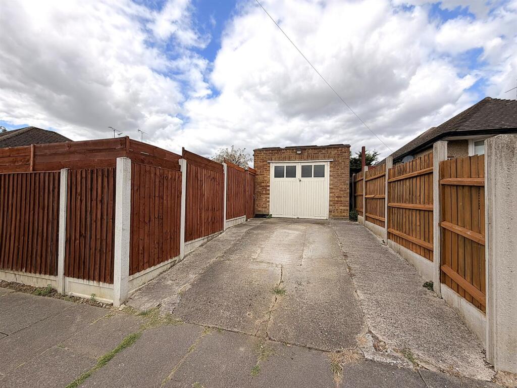 Belfairs Park Drive, Leigh-On-Sea photo 4